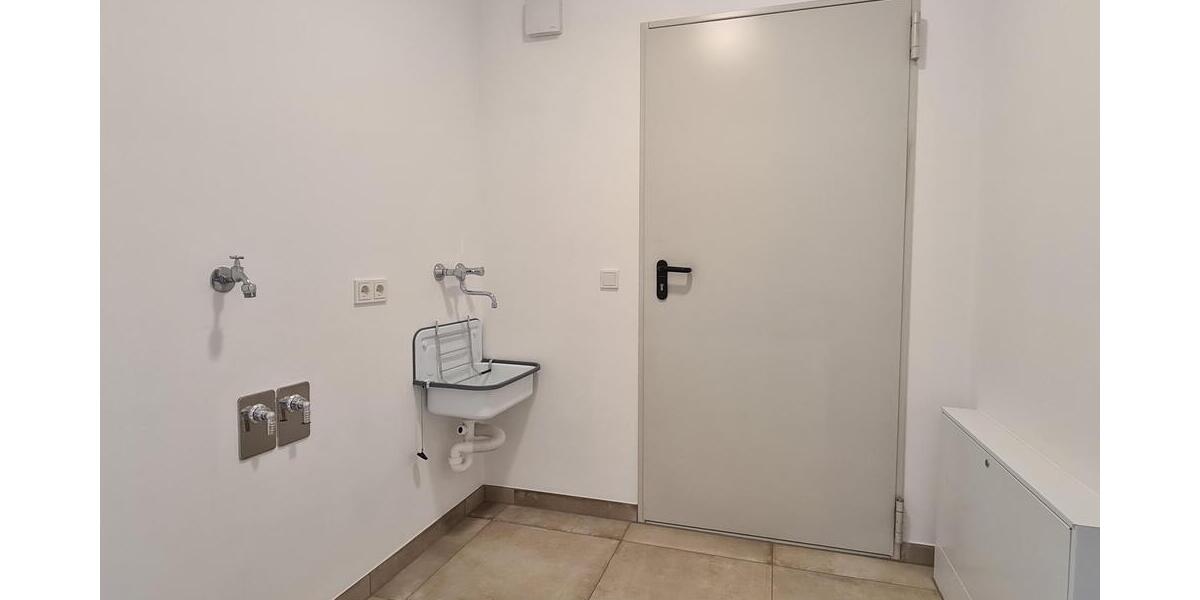 Foto 24_HWR-Durchgang zur Garage