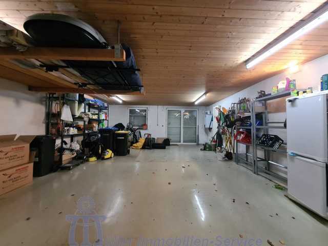 Foto 29_Doppelgarage mit Ausgang zum Garten